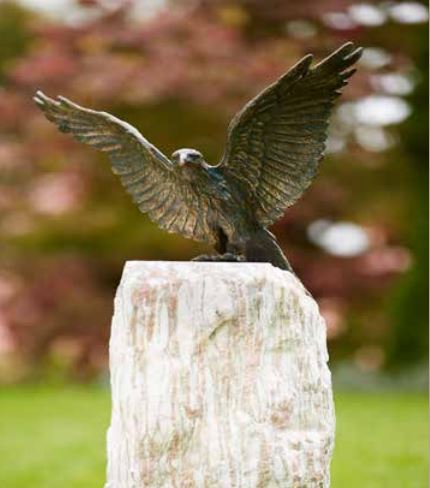 Bronzefigur Roter Milan Flügel offen mit Rosario Stein